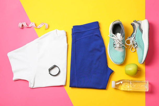 Composición laica plana con accesorios de estilo de vida saludable en color
 - Foto, Imagen