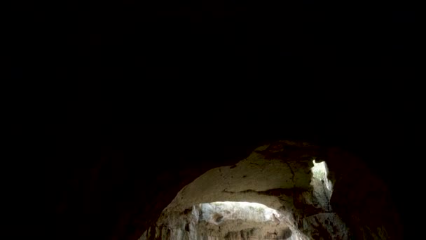Przesuwanie w dół strzał z dużej jaskini w górach - Materiał filmowy, wideo