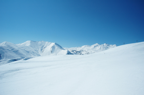 Montañas altas bajo la nieve
 - Foto, Imagen