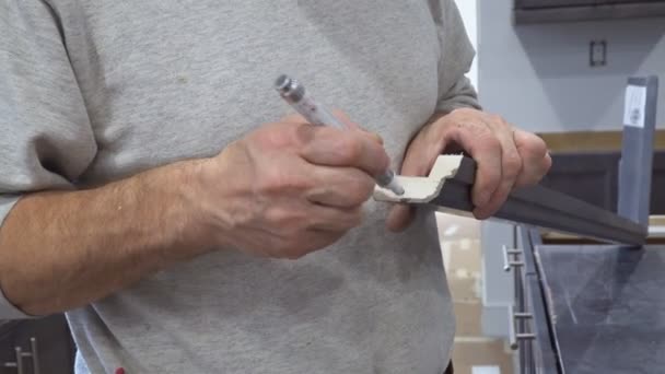 Festés díszlécek konyhai összeszerelő munkás telepítése sötét színű szekrény - Felvétel, videó