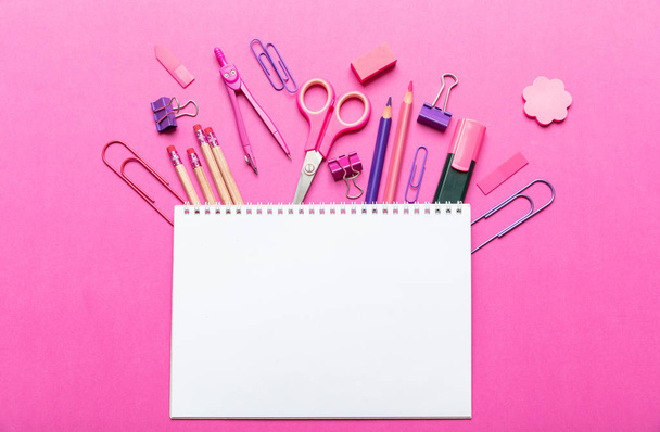 flache Bürofläche, Schulschreibwaren auf rosa Hintergrund - Foto, Bild