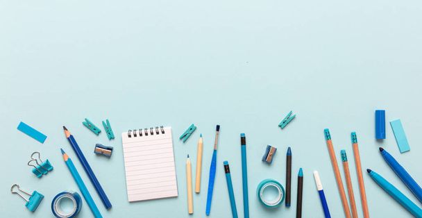 Flache Bürolage, Schulschreibwaren auf blauem Hintergrund - Foto, Bild