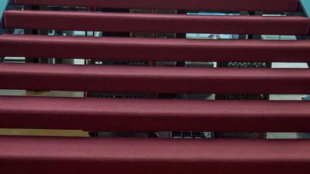 Moderní schodiště na podlaze z červeného koberce s ochranným skleněným plotem v interiéru umělecké galerie. - Záběry, video