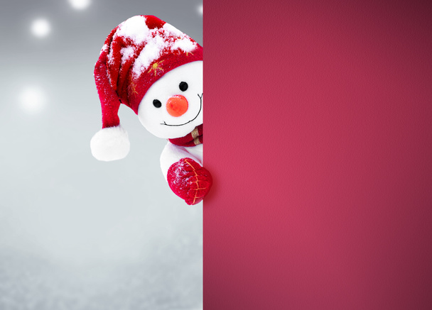 Ένας μικρός χιονάνθρωπος με καπάκια στο χιόνι το χειμώνα. Φόντο με έναν αστείο χιονάνθρωπο. Χριστουγεννιάτικη κάρτα. - Φωτογραφία, εικόνα