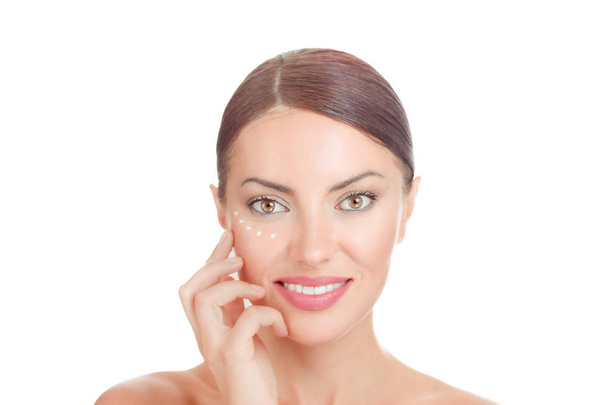 Schönheit mit makelloser Haut. natürliche Brünette Modell posiert Hand auf Gesicht - Foto, Bild