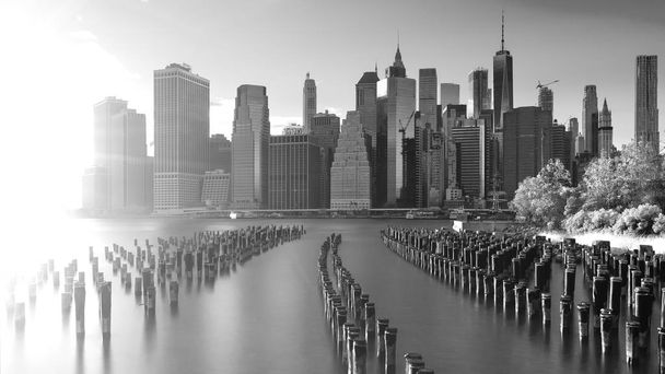 потрясающий вид на нижнюю часть Манхэттена перед закатом
 - Фото, изображение