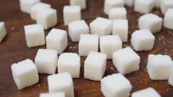 Açúcar de caroço branco refinado na superfície de madeira marrom
 - Filmagem, Vídeo