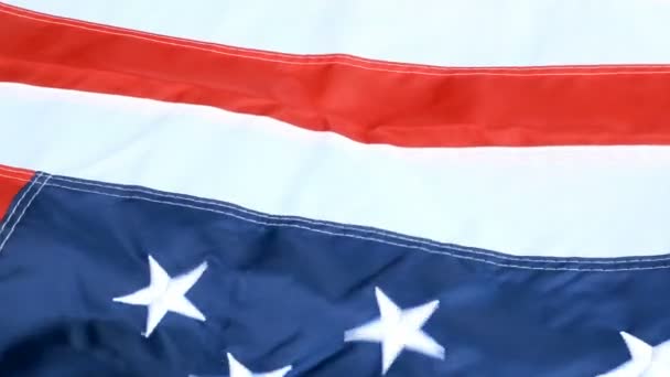 Όμορφα χαιρετώντας τον άνεμο, το άστρο και τις ρίγες, σημαία των Ηνωμένων Πολιτειών της Αμερικής. Κόκκινο, λευκό και μπλε. ιστορικό της 4ο Ιουλίου. Σύμβολο ελευθερίας και Δημοκρατίας. - Πλάνα, βίντεο