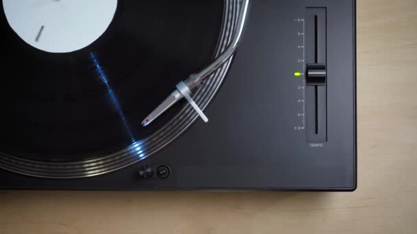 κορυφαία προβολή σε μαύρο μοντέρνο πικάπ με περιστρεφόμενο LP αρχείο - Πλάνα, βίντεο