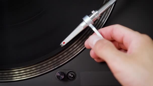Κορυφαία θέα σε μαύρο μοντέρνο πικάπ με LP ρεκόρ - Πλάνα, βίντεο