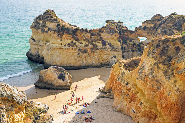 natuurlijke rotsen op praia tres irmaos in portugal - Foto, afbeelding