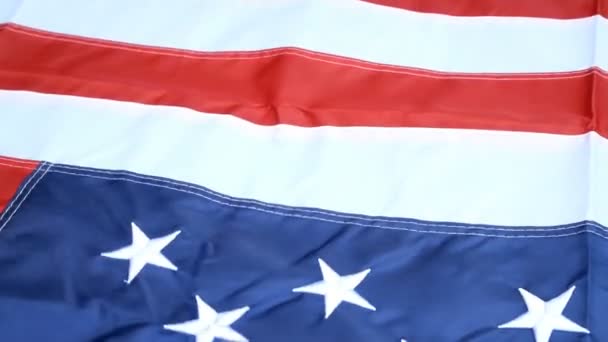 Gyönyörűen integetett a szél, csillag és csíkok, az Amerikai Egyesült Államok zászlaja. Piros, fehér és kék. július 4 koncepció háttér. A szabadság és a demokrácia szimbóluma. Lassított mozgás. - Felvétel, videó