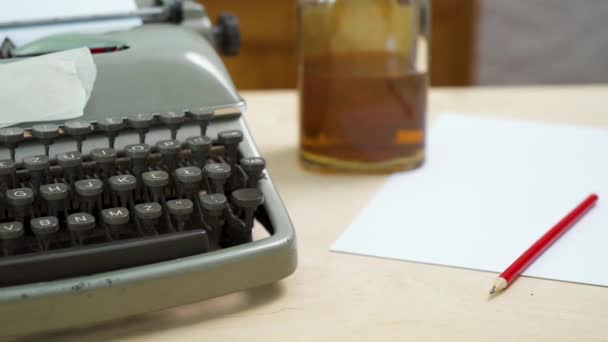 oude grijze schrijfmachine en blanco papier - Video