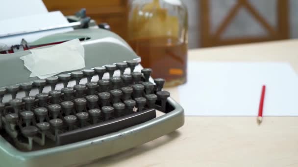 oude grijze schrijfmachine en blanco papier - Video