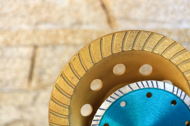 Часть алмазных шлифовальных колес на заднем плане оранжево-золотая стена из песчаника
. - Фото, изображение