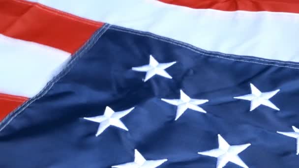 Kauniisti vilkuttava tuuli, tähti ja raidat, Amerikan yhdysvaltojen lippu. Punainen, valkoinen ja sininen. Neljäs heinäkuu konsepti tausta. Vapauden ja demokratian symboli
. - Materiaali, video