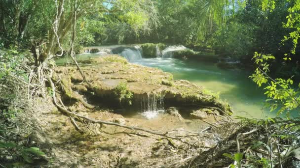 Невеликі каскади річки потопає навколо скель, оточених природою зеленого лісу. Природні краси туристичного міста Бонто мс, Бразилія. - Кадри, відео