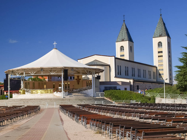 Pyhän Jaakobin kirkko Medjugorjessa (Bosnia ja Hertsegovina
)  - Valokuva, kuva