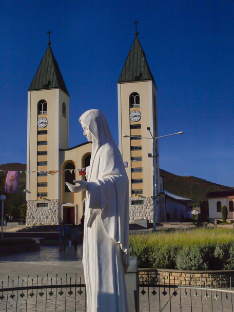 Kościół i pomnik Madonny w Medziugorju, miejsce pielgrzyma - Zdjęcie, obraz