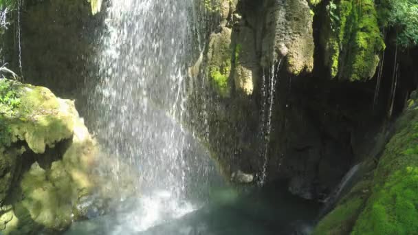 Вода падає з скель і робить невелику веселку на краплі води. Природна вода Каскад потокова по скелях на природі. Bonito MS, Бразилія. - Кадри, відео