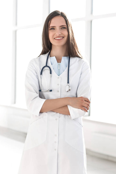 close up. confident woman doctor with stethoscope . - Foto, afbeelding