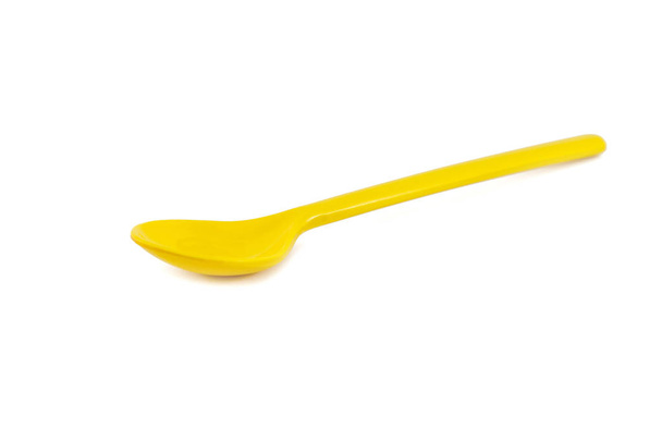 Cucchiaio giallo isolato su sfondo bianco
 - Foto, immagini