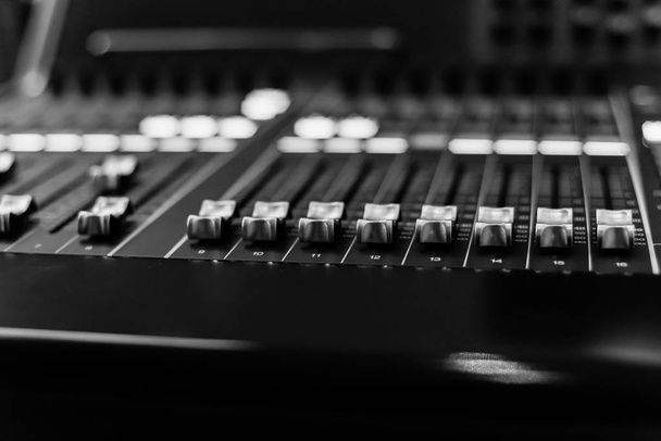 Gefilterde afbeelding kleurrijke SoundMixer Control DJ draaitafel close-up - Foto, afbeelding