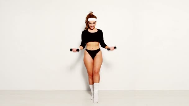 Mujer en forma sexy haciendo ejercicio con las pesas
 - Imágenes, Vídeo