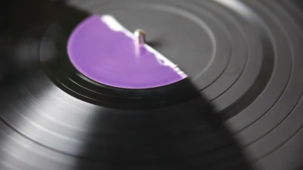Egy régi rekord tört félbe egy lemezjátszó - Felvétel, videó
