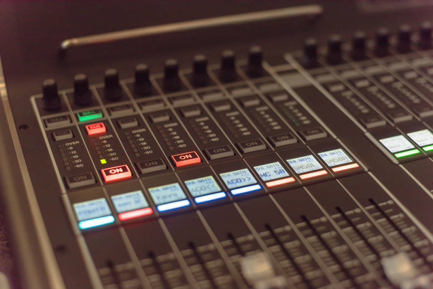 Барвисте керування звуковим мікшером DJ turntable крупним планом
 - Фото, зображення