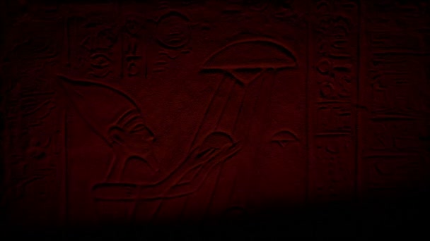 Feuer beleuchtet Ufo und Mensch in altägyptischer Schnitzerei - Filmmaterial, Video