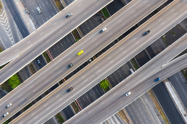 Luftbild des mehrstöckigen Autobahnkreuzes - Foto, Bild