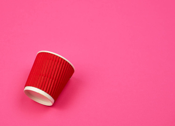 red paper cup with corrugated edges for hot drinks  - Photo, image
