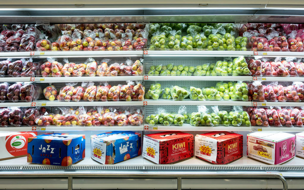 Ubon Ratchathani, Thajsko-21. srpna 2018: mnoho jablečných plodů na poličce v makro supermarketu. Interiér supermarketu v Ubon Ratchathani, Thajsko - Fotografie, Obrázek