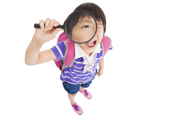 幸せな学校拡大鏡を保持している小さな女の子 - 写真・画像
