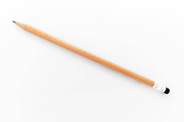 Ξύλινο μολύβι απομονωμένο σε λευκό φόντο - Φωτογραφία, εικόνα