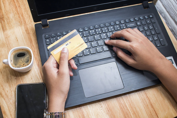 ázsiai fiatal nő kezét Holding hitelkártya-és használata laptop - Fotó, kép