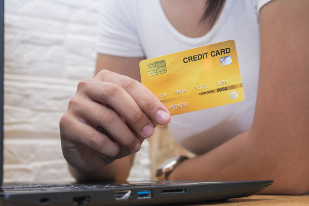 Mulheres mão segurando cartão de crédito no café
 - Foto, Imagem