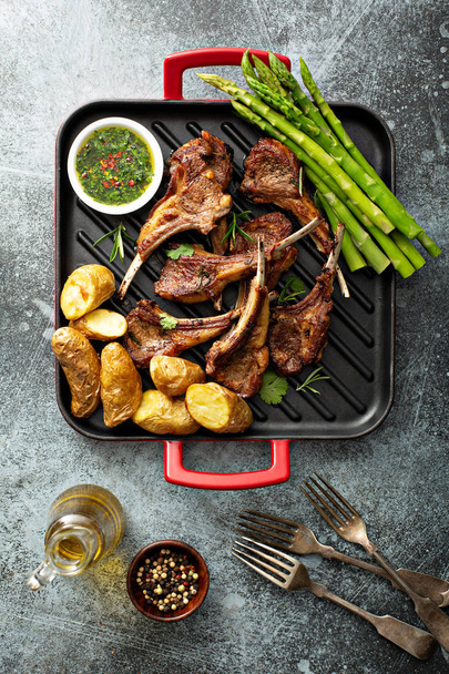 Grilled lamb chops with asparagus and potatoes - Фото, изображение
