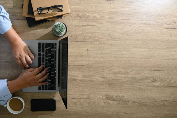 ブランクスクリーン、木製オフィスデスクの平らな横たわる卓上オフィスデスク - 写真・画像