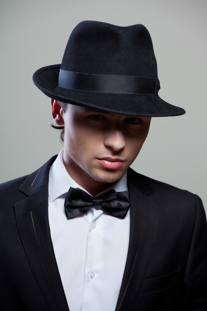 Stylish man in elegant black suit - Foto, afbeelding