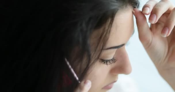 zaostřená ženy naslouchající telefonu při práci - Záběry, video