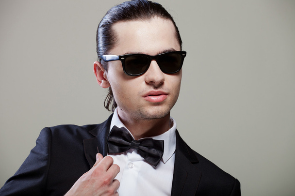 Stylish man in elegant black suit - Foto, afbeelding