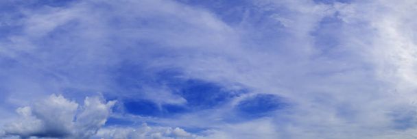 Panoráma égbolt felhővel egy napsütéses napon. Panorámakép. - Fotó, kép