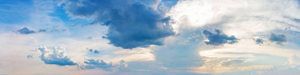 Élénk színes panoráma ég felhő egy napsütéses napon. Gyönyörű cirrus felhő. Panoráma nagy felbontású fénykép. - Fotó, kép