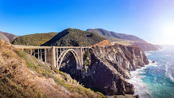 米国カリフォルニア州太平洋高速道路のBixby Creek橋。アメリカで最も美しい道路であるハイウェイ1号線のランドマーク橋. - 写真・画像