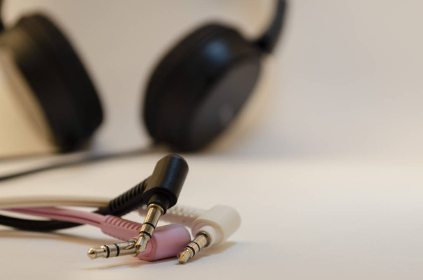 drei farbige Kopfhörerbuchsen. weiß. schwarz. rosa - Foto, Bild