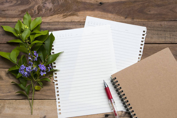 notebook planejador com papel de escrita para arranjo de trabalho de negócios flat lay estilo no fundo de madeira
 - Foto, Imagem