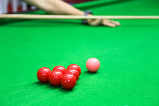 Snooker labda a zöld snooker asztalon. - Fotó, kép