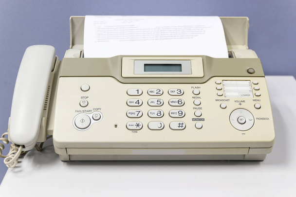 El fax para el envío de documentos en la oficina
 - Foto, imagen